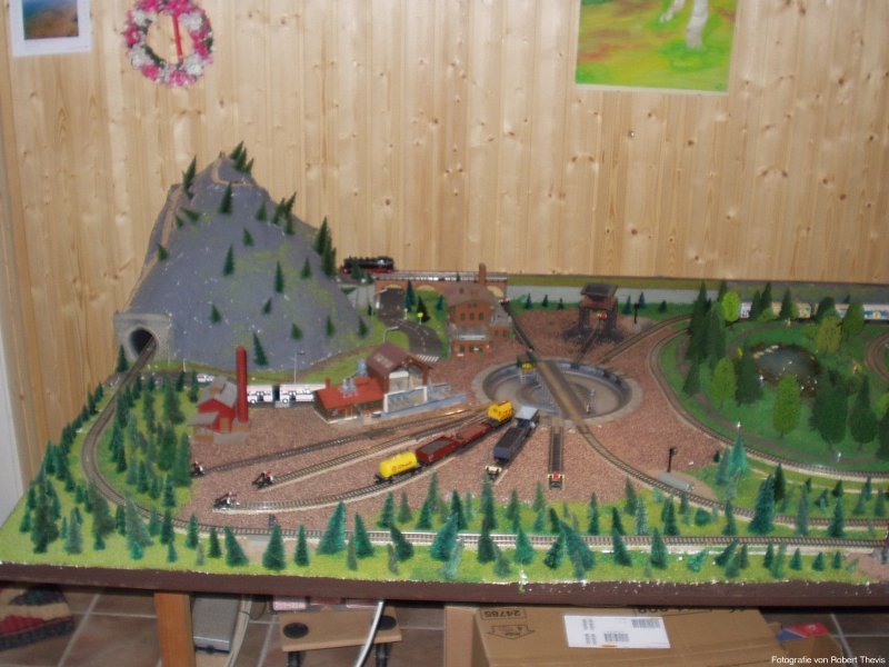 Alte Anlage. Kleiner Berg mit Bahnbetriebswerk